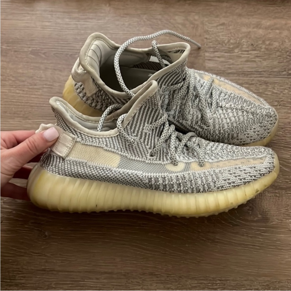 Authentic Yeezy boosts static - Picture 2 of 3